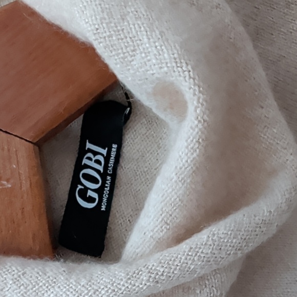 Gobi 100% Mongolian Cashmere Cream and White Colourblock Turtleneck Sweater - Picture 12 of 15